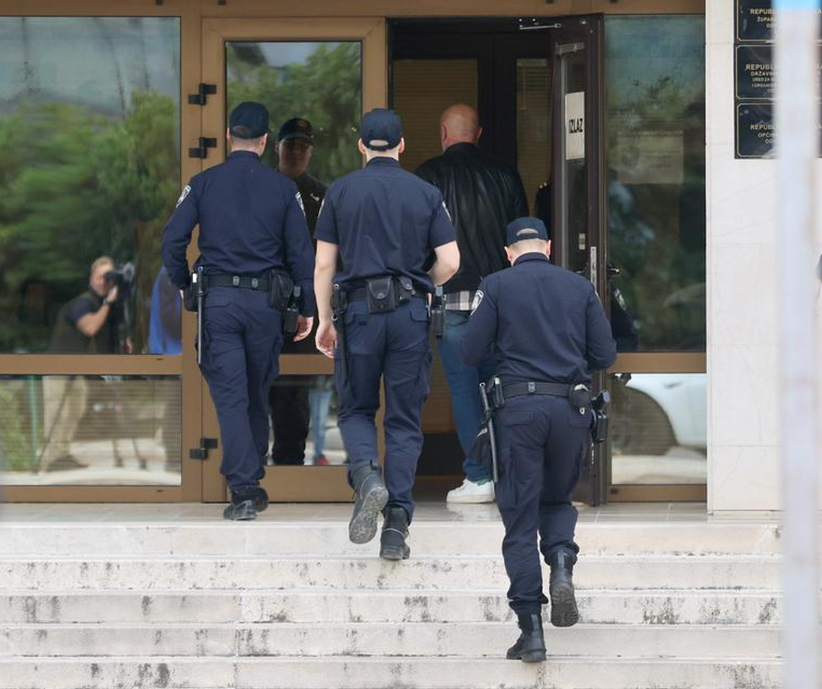 Policajci došli uhititi muškarca u Splitu, upali mu u stan. On ih napao nožem