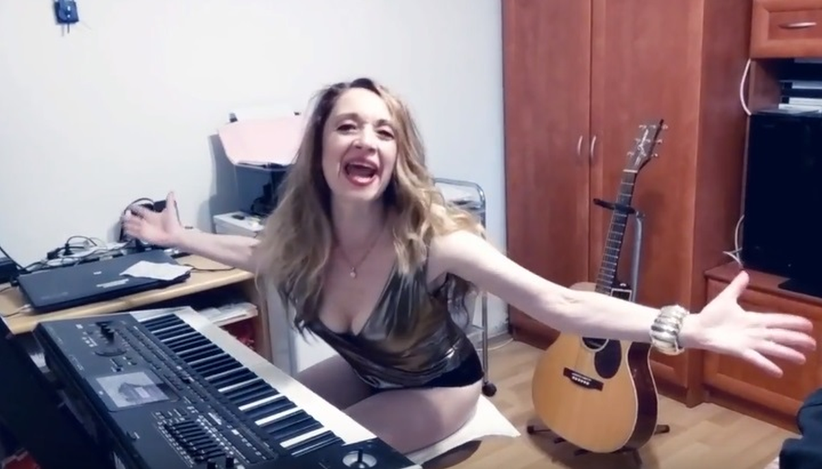 Belinda Bedeković se skinula u bodi i snimila pjesmu za Vatrene od koje bole uši