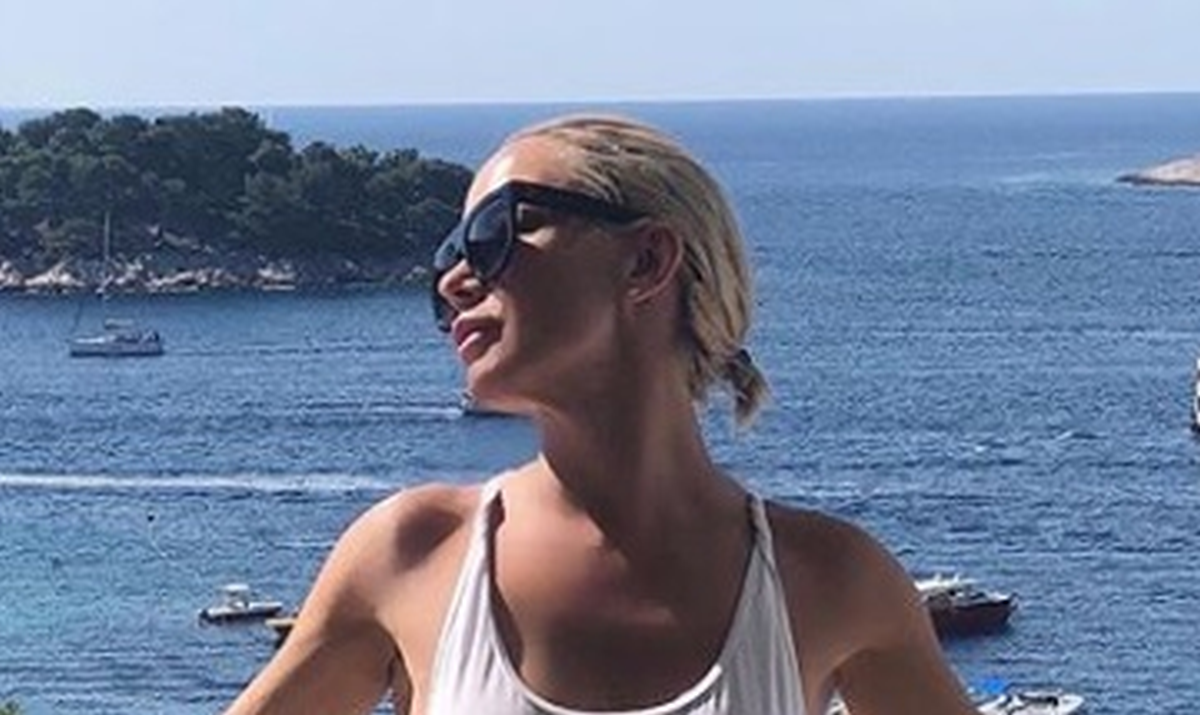 Maja Šuput u izazovnom bijelom badiću uživa na plaži