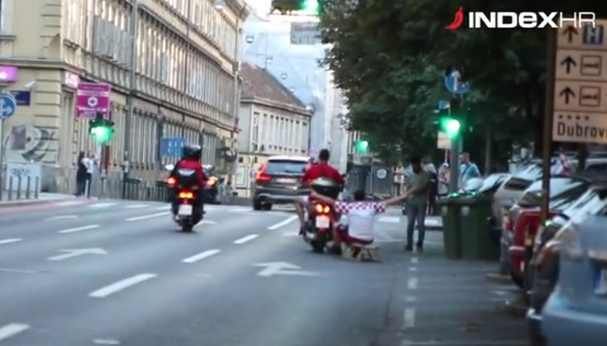 VIDEO Navijača iz Zagreba na sanjkama skuterom vukli kroz grad