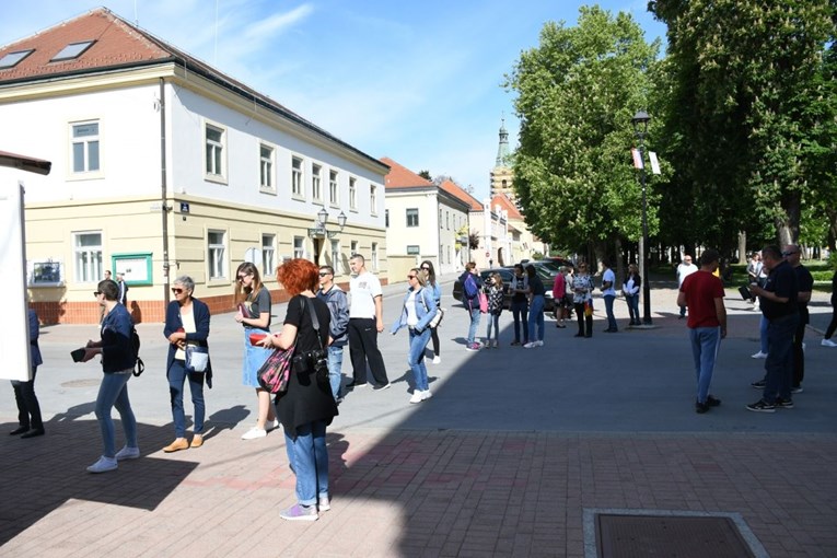Prava pomama: Zbog ponude na štandovima Bjelovarčani su danas čekali u redu