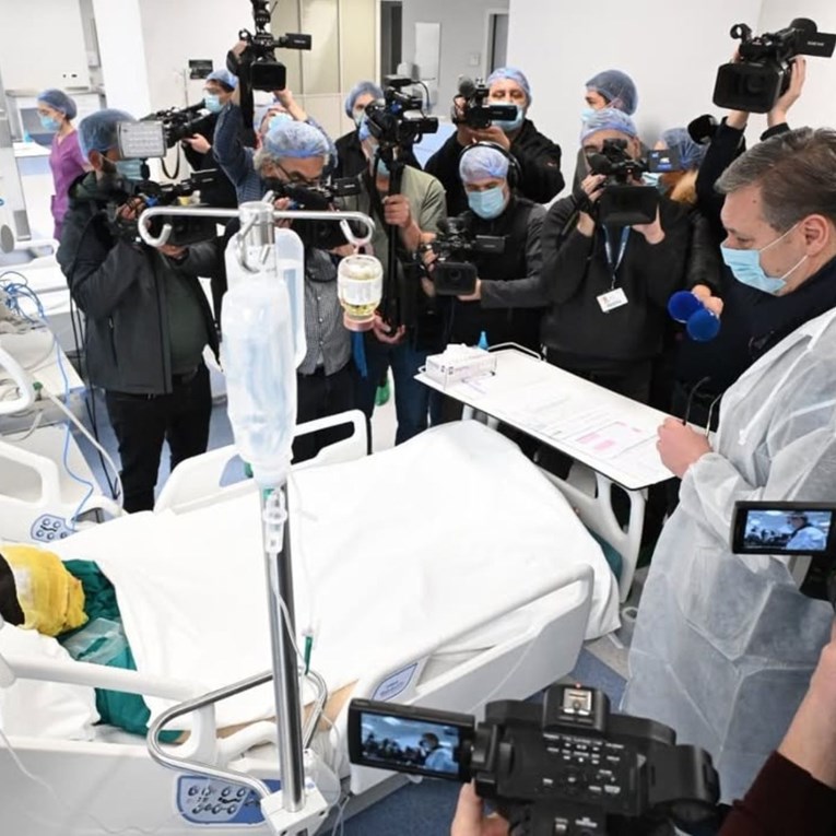 Vučić objavio slike s pacijentima iz Makedonije. Obišao ih s hrpom novinara