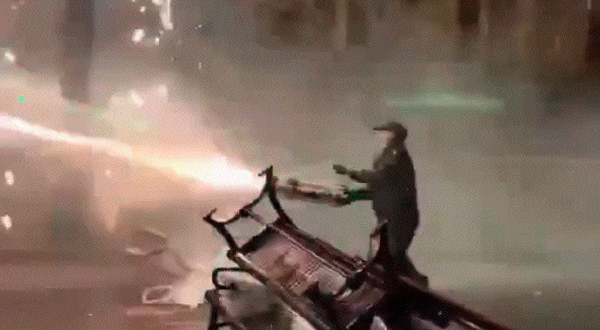 Pogledajte kako prosvjednici u Gruziji ispaljuju vatromet na policiju