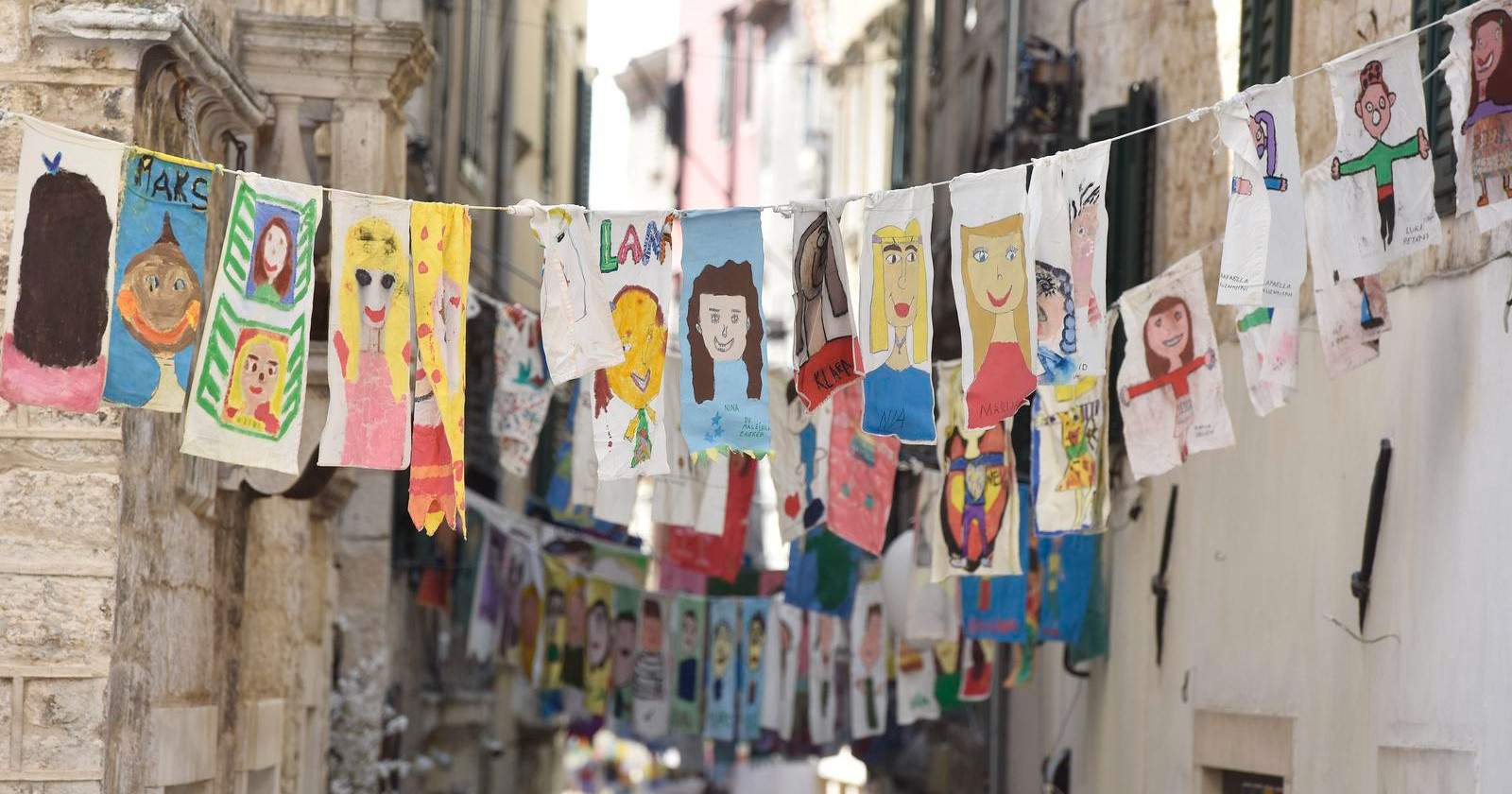 FOTO Šibenske ulice ukrašene crtežima uoči Međunarodnog dječjeg festivala