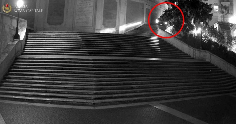 VIDEO U Maseratiju se spuštao slavnim stubama u Rimu, policija ga je lako pronašla