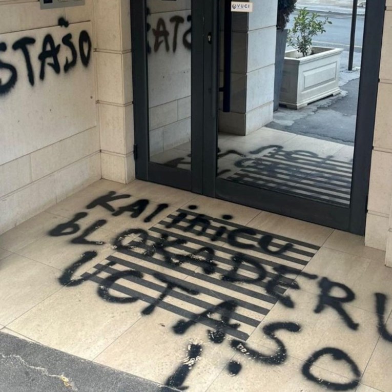 FOTO Vučićevci išarali ulaz u zgradu srpskog košarkaša: "Blokaderu, ustašo"