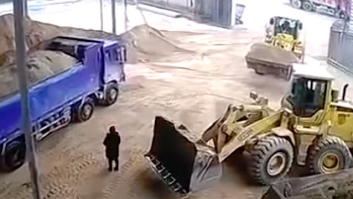 Kamera snimila što je bagerist napravio šefici dok je tovario pijesak