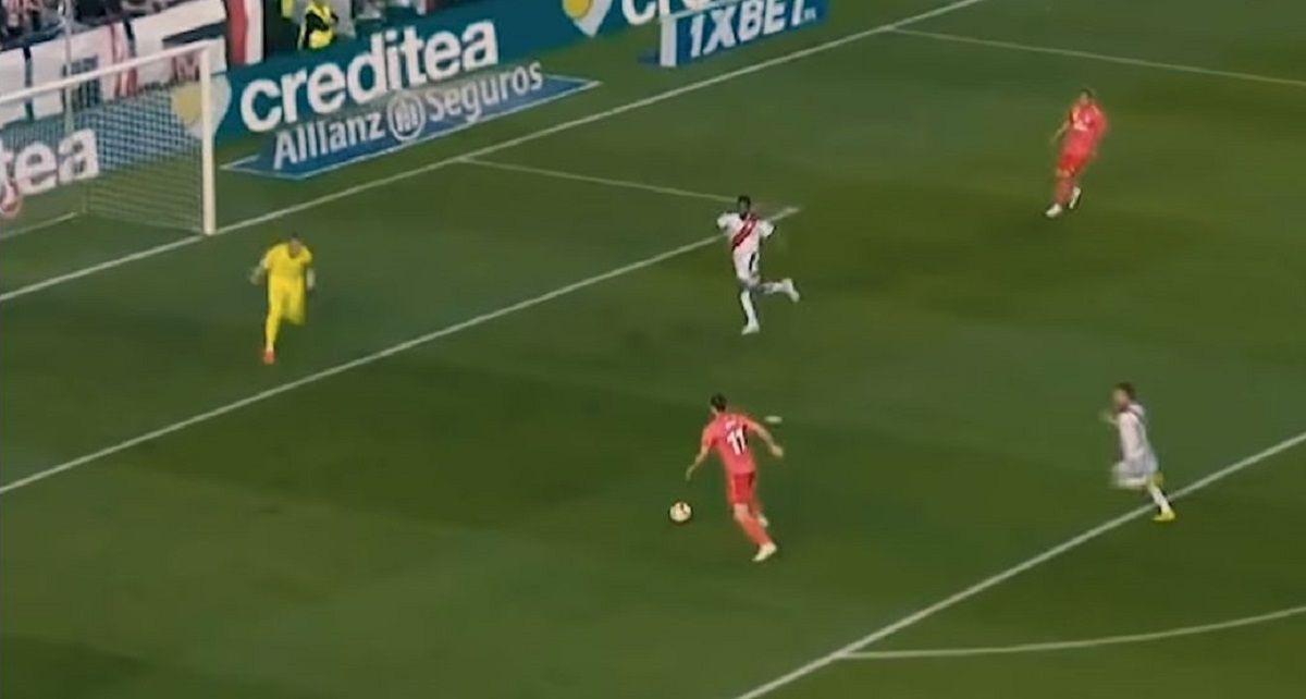 Bale je dobio loptu sam pred golom i napravio ovo