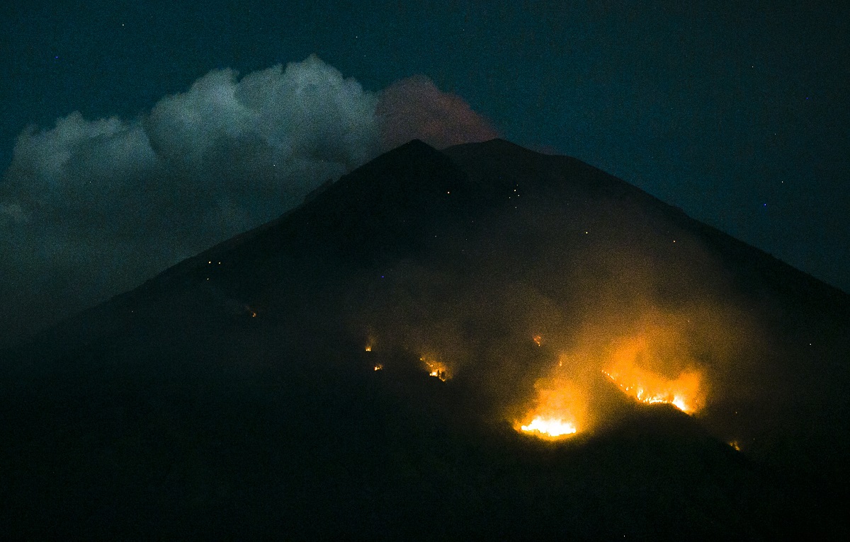 Erumpirao vulkan na Baliju, lava i kamenje letjeli su kilometrima