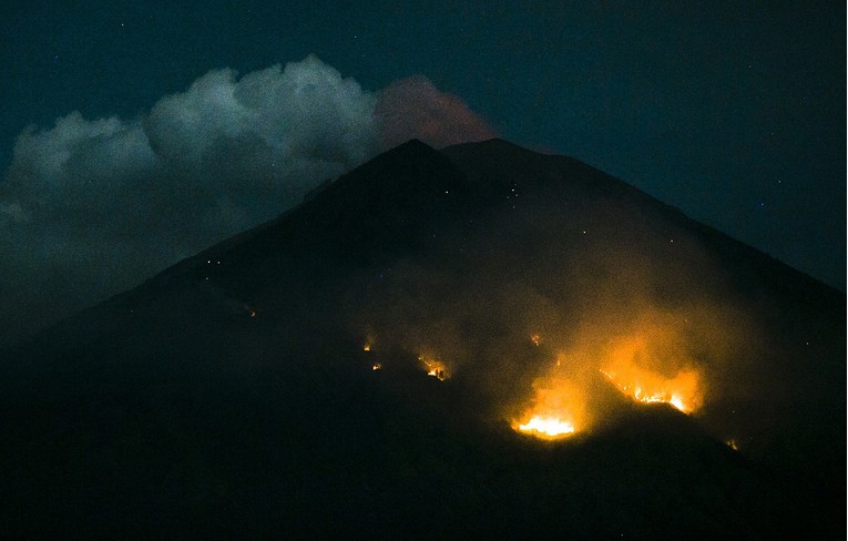 Erumpirao vulkan na Baliju, lava i kamenje letjeli su kilometrima