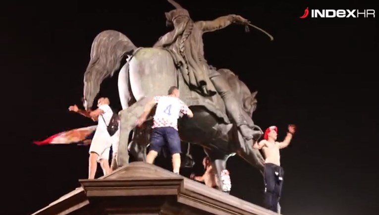 VIDEO Pogledajte kako su se navijači popeli na kip bana Jelačića nakon pobjede Hrvatske