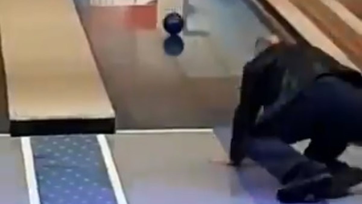 Bandić je probao kuglati, završio je i na podu. Video je teško gledati