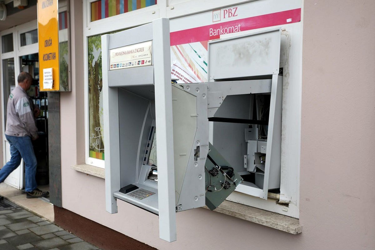 VIDEO Kod Karlovca usred noći raznijeli bankomat