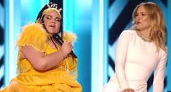 VIDEO Voditeljica Eurosonga križala noge i pokazala više nego što je planirala