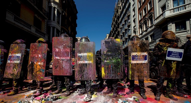 Nasilje u Barceloni, separatisti napali policajce