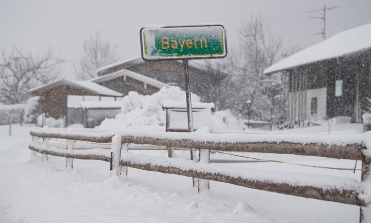 Austrija i južna Njemačka zameteni, a danas novih pola metra snijega