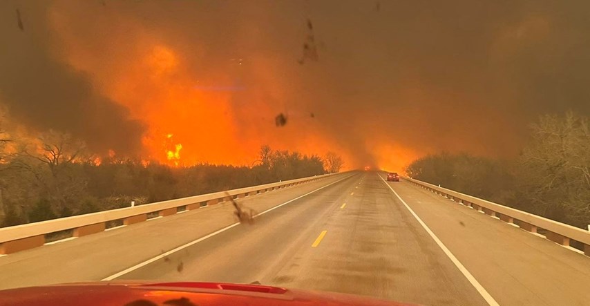 Teksas se bori s drugim najvećim požarom u svojoj povijesti, vatra se rapidno širi