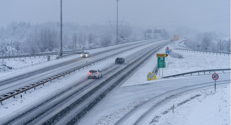 Snijeg u Lici i Gorskom kotaru, zbog vjetra zatvoren Krčki most