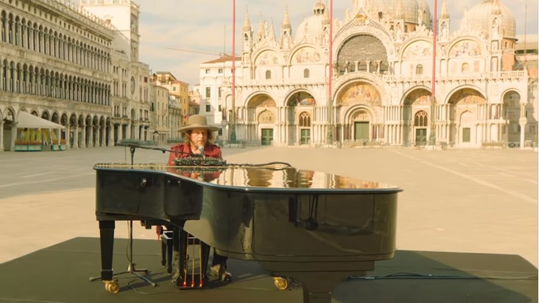 Ova izvedba Zucchera na pustom venecijanskom trgu mogla bi vas naježiti