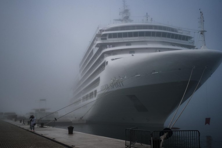 Nestvaran prizor: Gusta magla okovala luksuzni kruzer na zadarskoj rivi