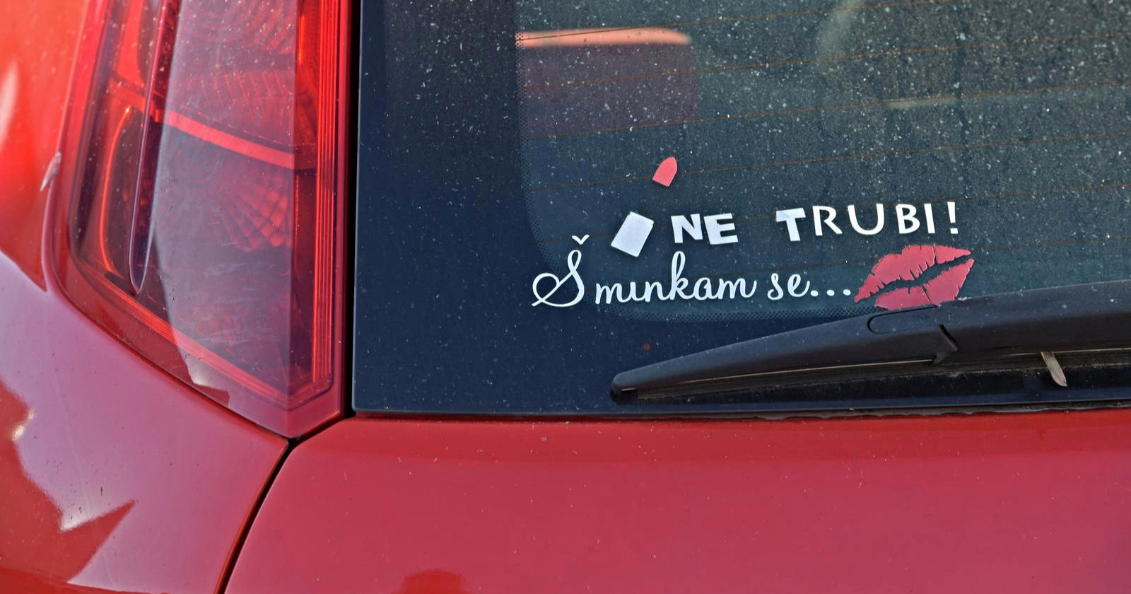 Hit naljepnica na automobilu u Šibeniku: "Ne trubi, šminkam se"