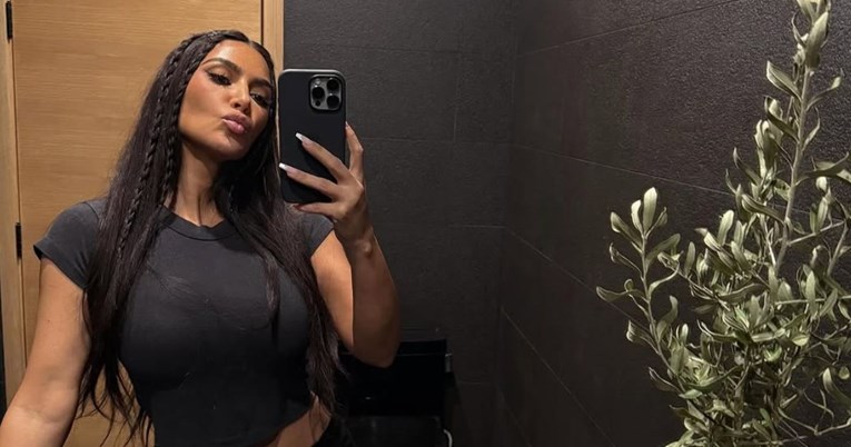 Pratitelji sprdaju Kim Kardashian zbog Photoshop greške: "Zaboravila je na ogledalo"