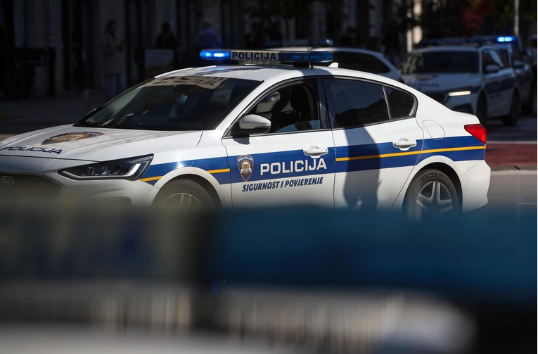 Pijani policajac službenim autom u Zagrebu izazvao prometnu nesreću. Uhićen je