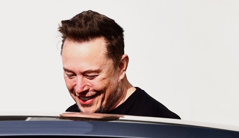 Reuters piše da Tesla prekida razvoj jeftinog e-auta. Musk: Reuters opet laže