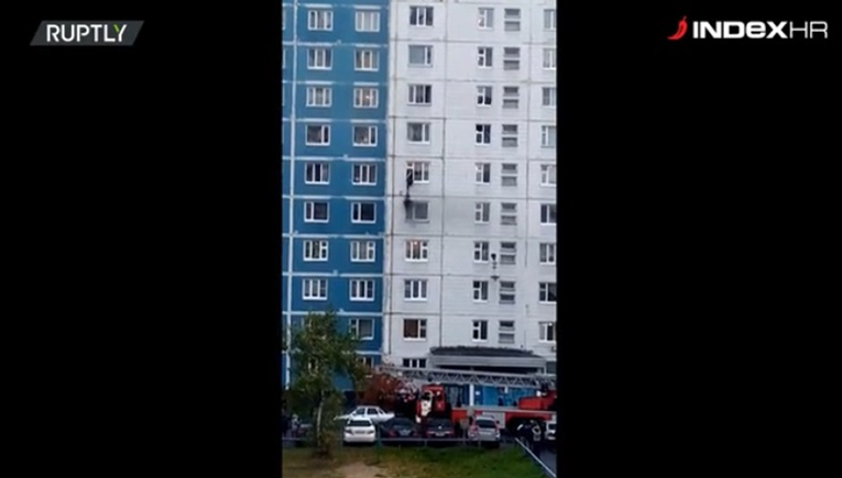 VIDEO Heroj spasio djevojku iz stana u plamenu na petom katu zgrade