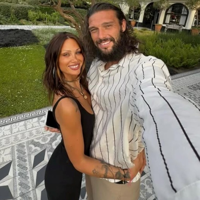 Andy Carroll se pijan posvađao sa ženom na ljetovanju u Grčkoj. Završio na policiji