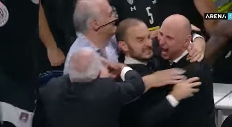 VIDEO Trener Partizana pobjesnio zbog preranog slavlja titule. Udario je navijača