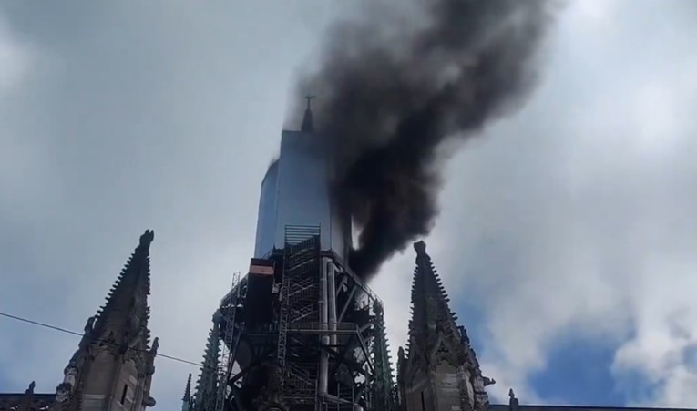 VIDEO Gori toranj katedrale u francuskom Rouenu