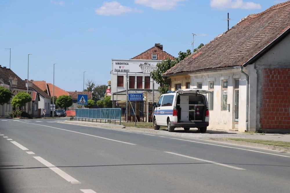 Dijete na električnom romobilu podletjelo pod auto u Virovitici, ozlijeđeno je