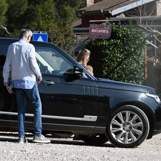 Zatvorenik Horvatinčić snimljen na slobodi pred pulskom konobom u ženskom društvu