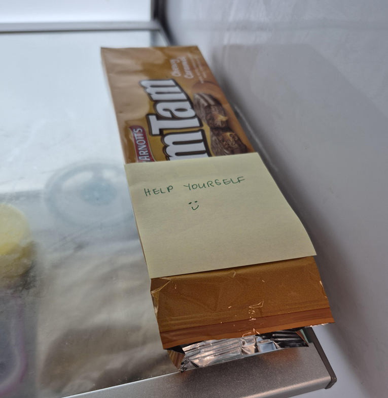 Ostavio kekse u frižideru na poslu, nije mogao vjerovati što ga je dočekalo