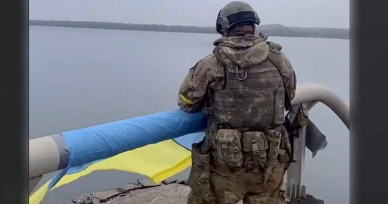 Ukrajinci objavili snimku svoje zastave na ključnom srušenom mostu u Hersonu