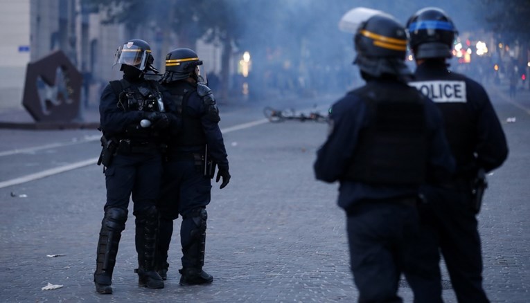 Pet policajaca uhićeno zbog smrti mladića tijekom nereda u Francuskoj