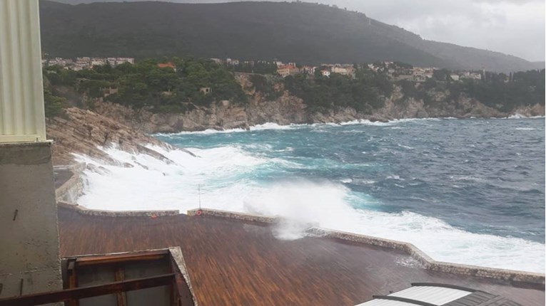 VIDEO Olujno nevrijeme u Dubrovniku, valovi se dižu do 5,5 metara