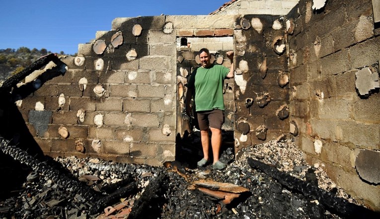VIDEO Nijemcu potpuno izgorjela kuća kod Vodica. Kupio ju i renovirao prije 6 mjeseci
