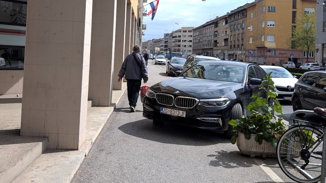 Seljačine na cestama: Pred burzom parkirao BMW preko cijelog pločnika