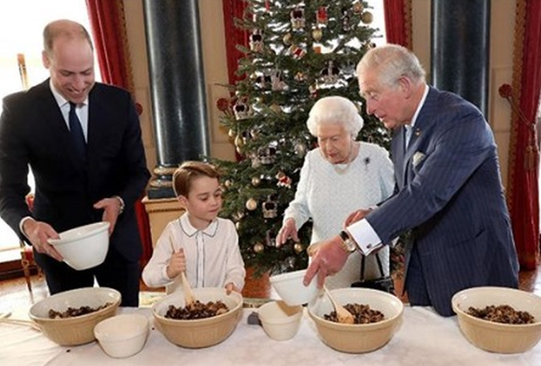 Najslađi božićni video: Pogledajte kako se princ George snalazi kao kuhar