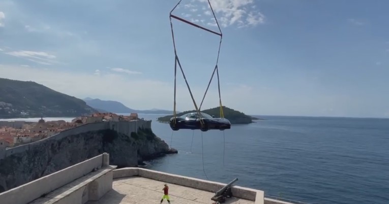 Rimčeva Nevera zakačena za helikopter sletjela na Lovrijenac, pogledajte snimku