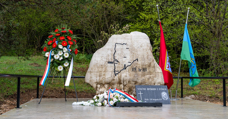 Kod Otočca otvoren obnovljeni spomenik pripadnicima 119. brigade HV-a