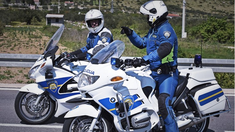 Hrpa policije na prilazu Sinju, love motoriste koji se ilegalno utrkuju