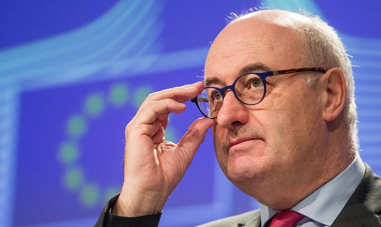 Europski povjerenik dao ostavku, bio je na večeri na kojoj su se kršile mjere