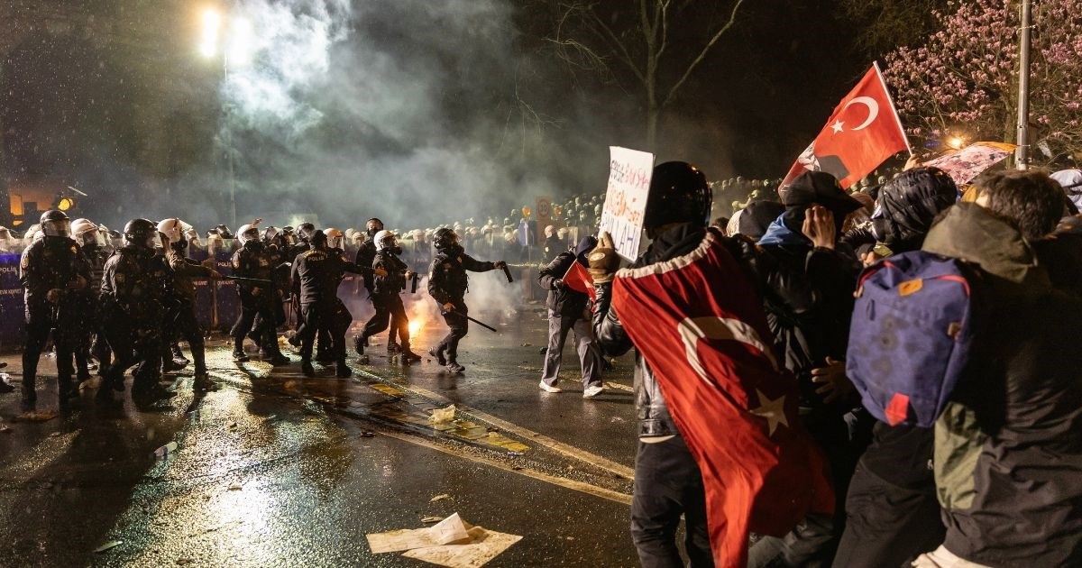 Uhićeno devet novinara na prosvjedima protiv uhićenja Erdoganovog protivnika