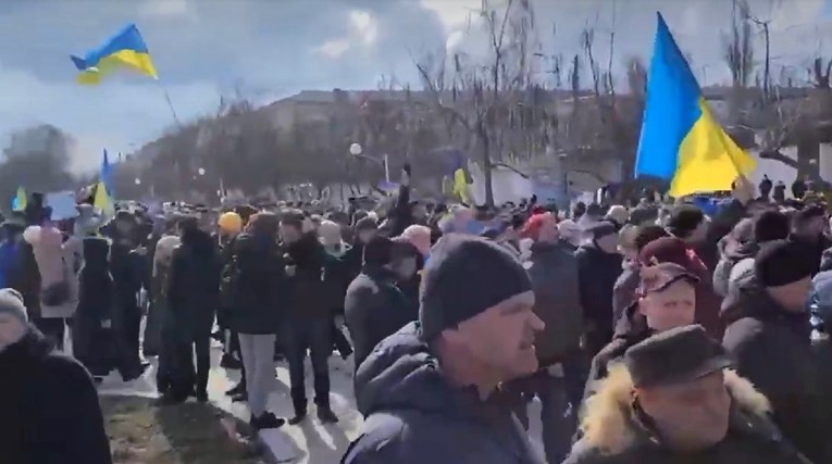 VIDEO Ukrajinci izašli na ulice okupiranih gradova