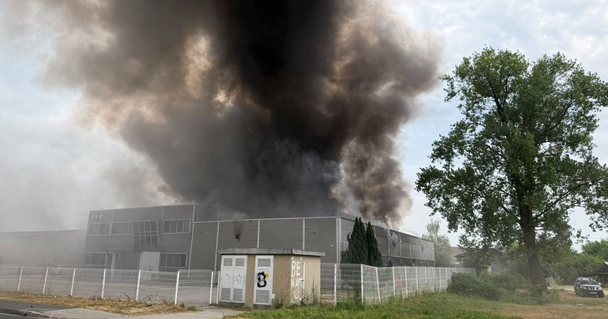 VIDEO Gori skladište u Pribislavcu. Vatrogasci na terenu, čuju se eskplozije