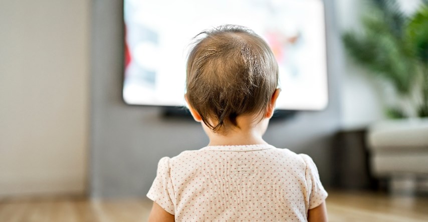 Od kašnjenja u govoru do problema s hodanjem: Evo kako ekrani mogu naštetiti bebama