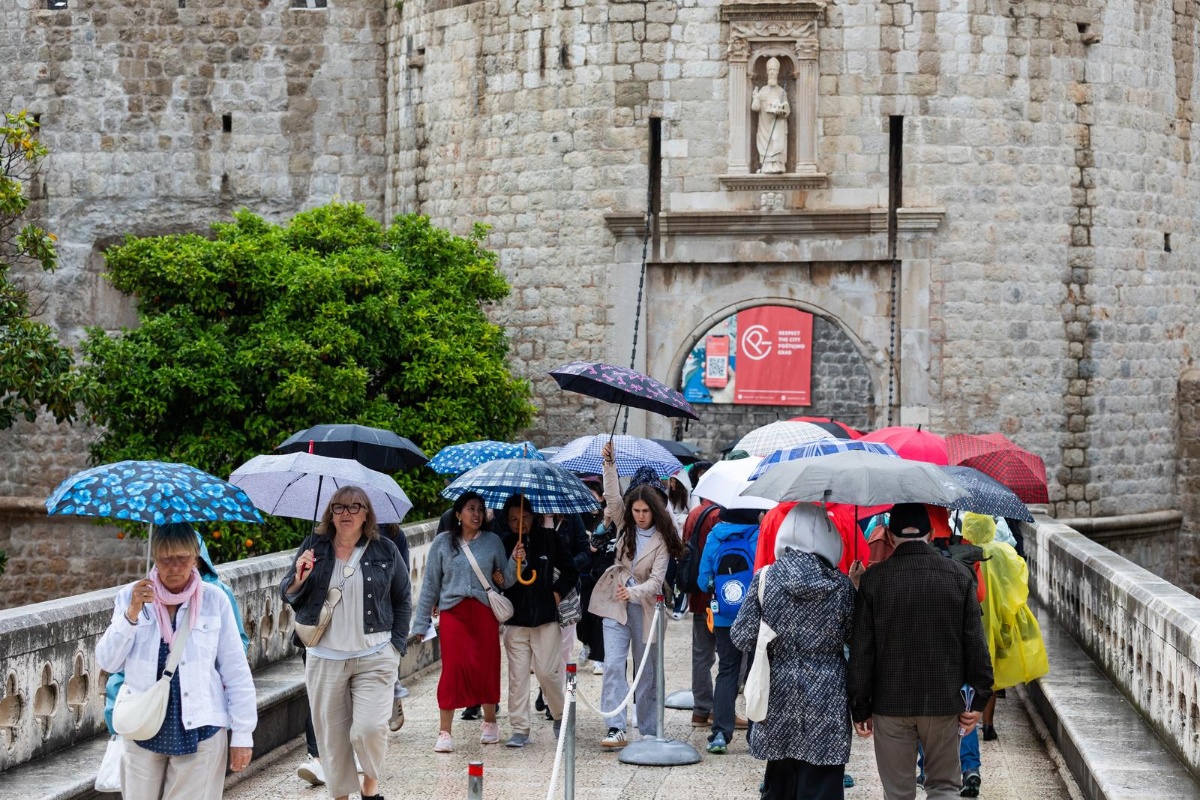 FOTO Turisti nisu odustali od šetnje Dubrovnikom unatoč kiši, svi nose isti dodatak